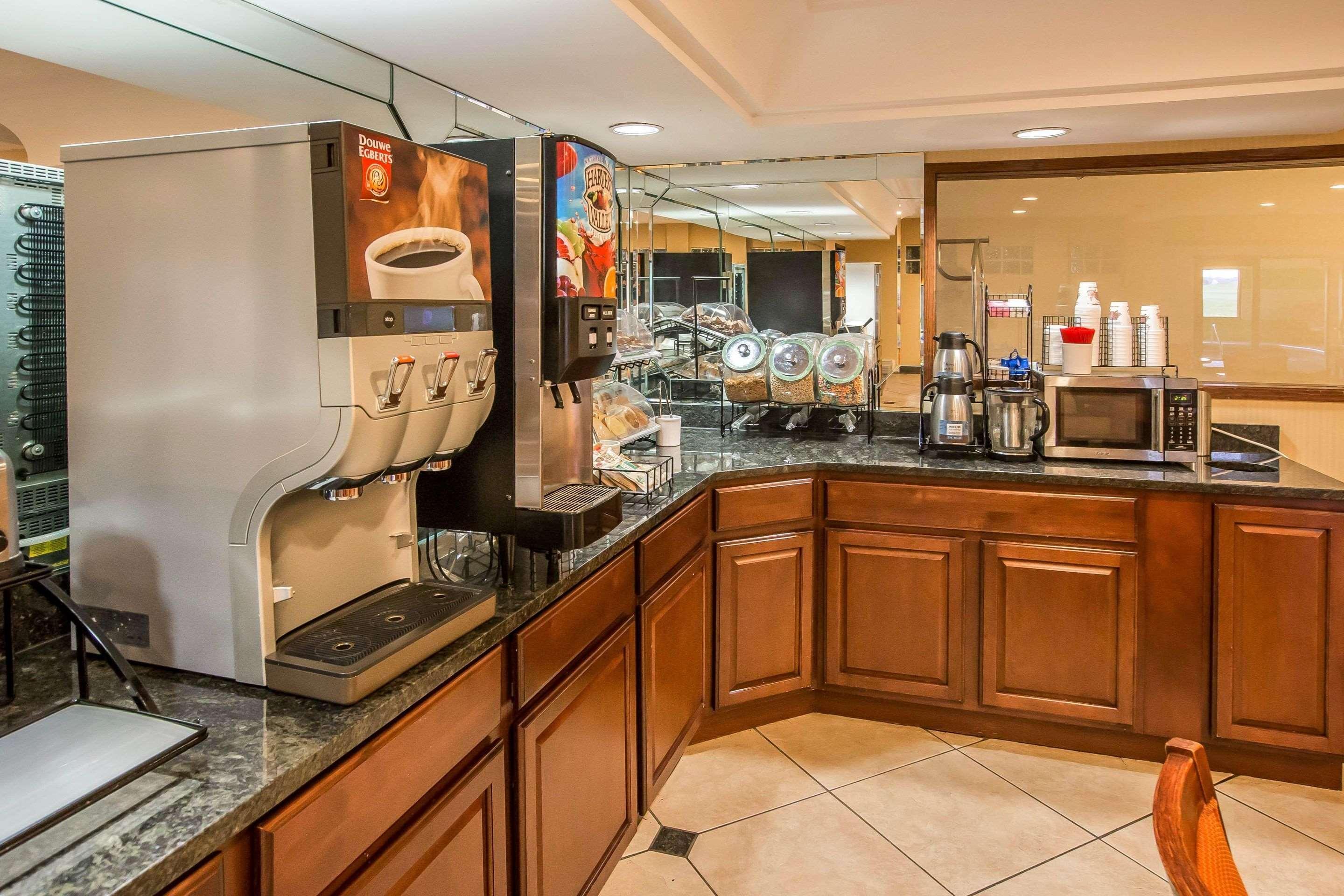 Econo Inn&suites Hotel