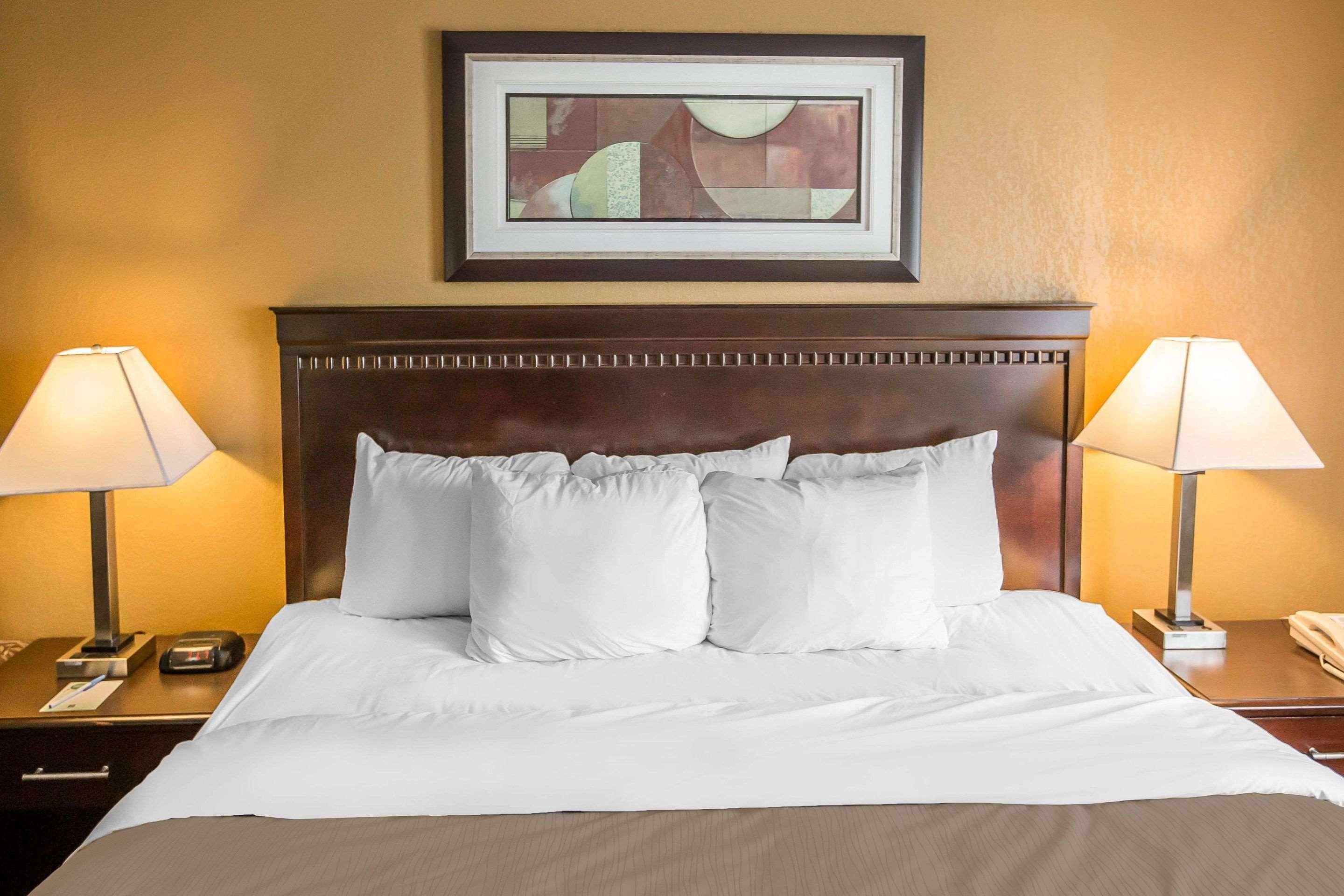 Econo Inn&suites Hotel 2*