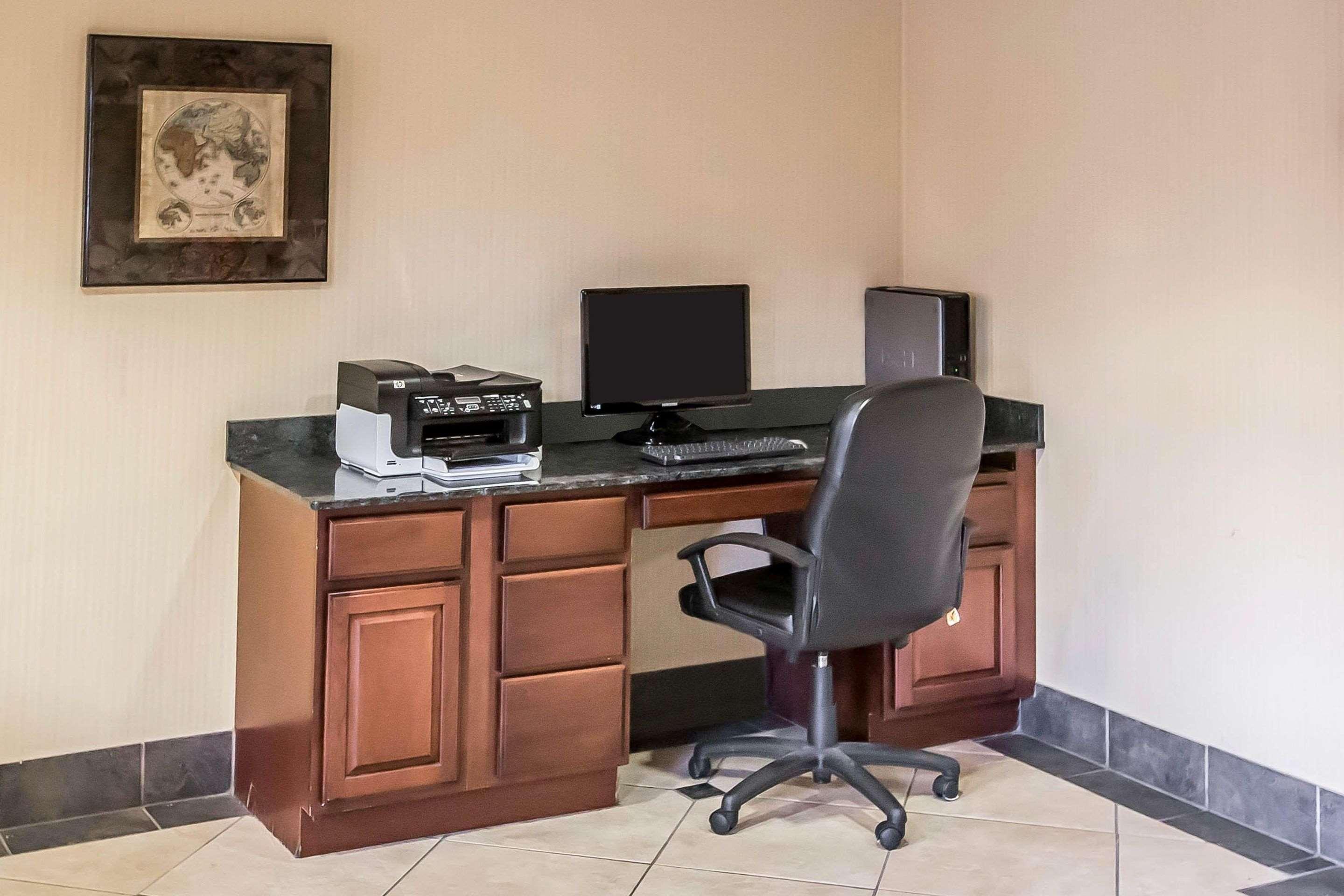 Econo Inn&suites Hotel 2*
