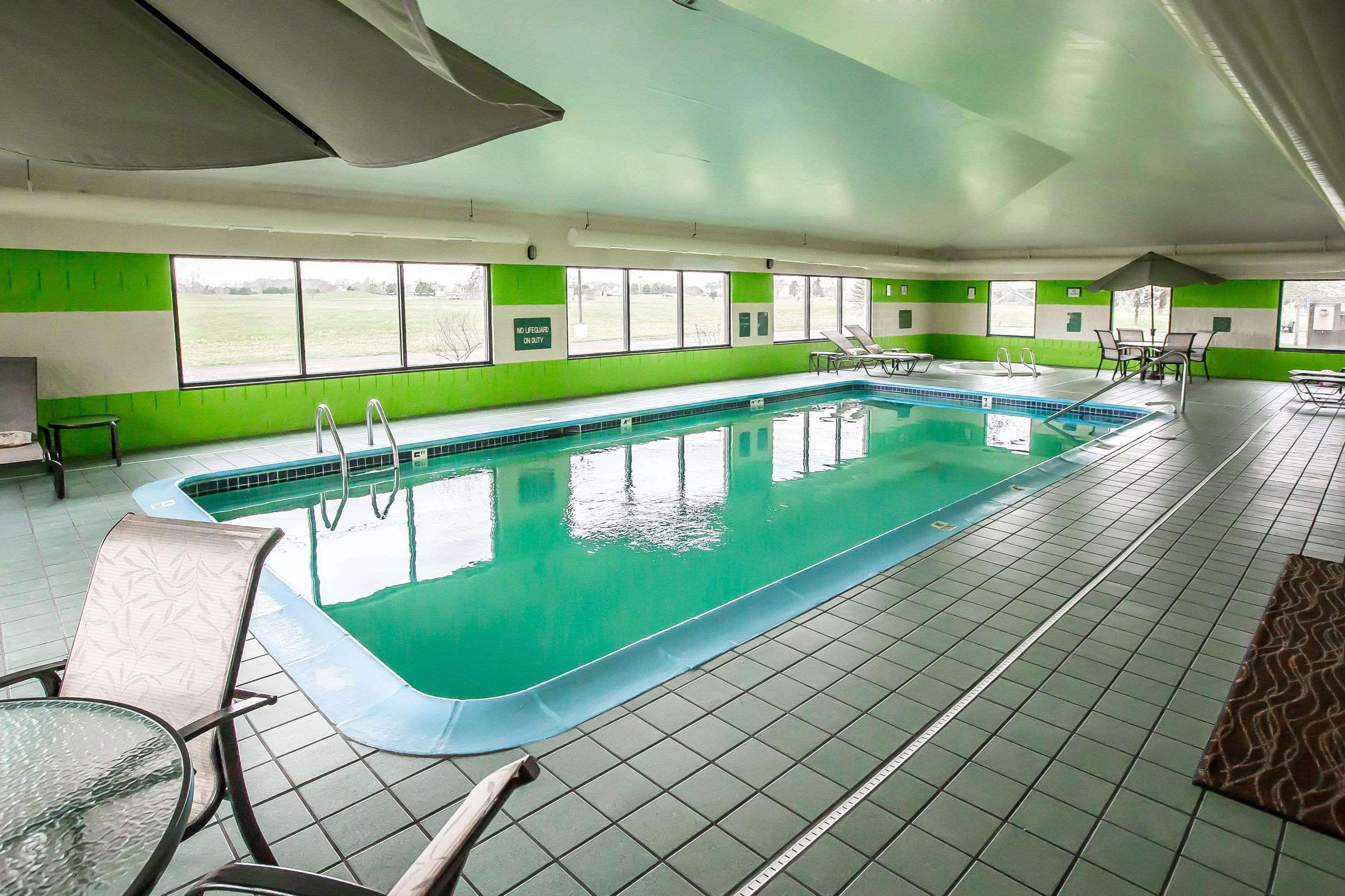 Econo Inn&suites Hotel
