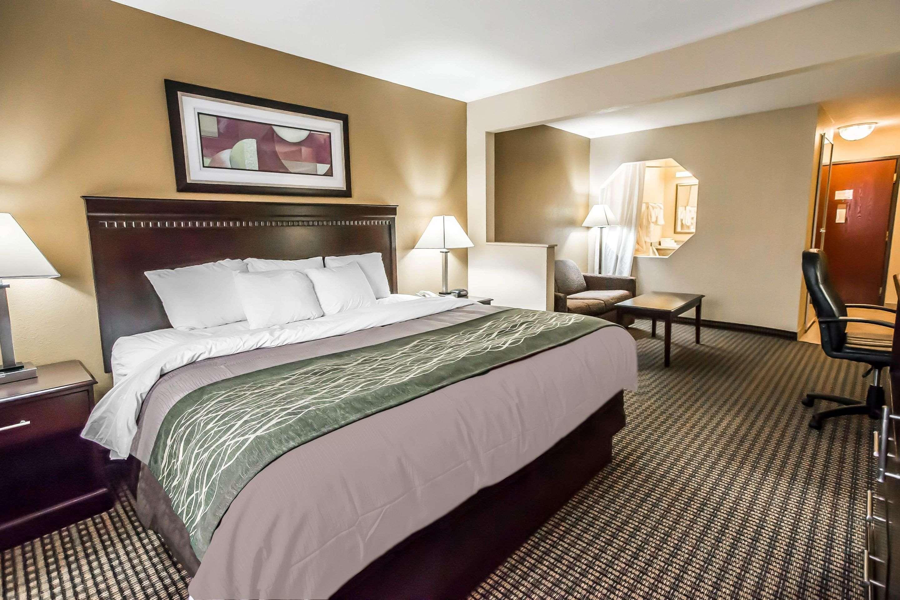 Econo Inn&suites Hotel