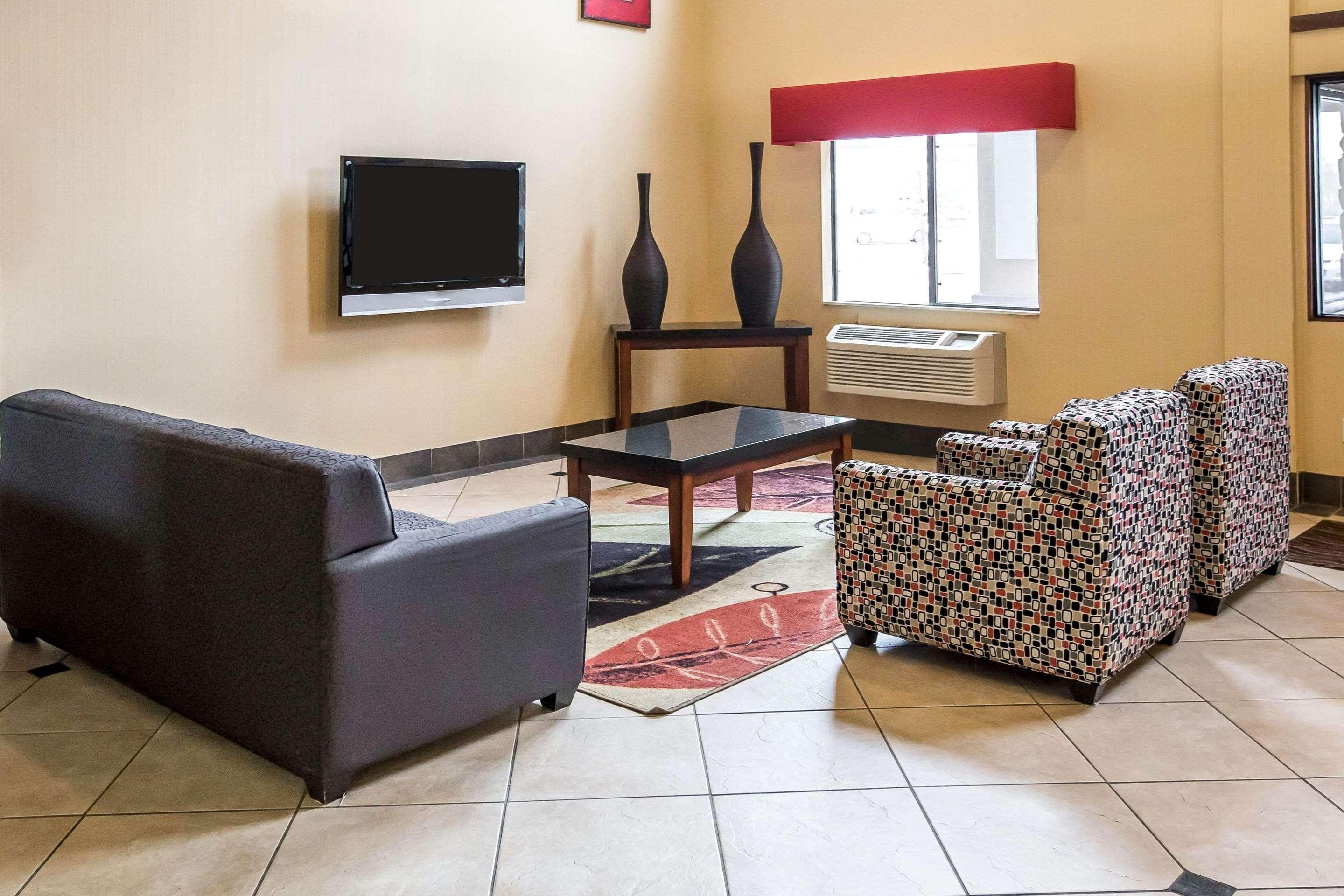 Econo Inn&suites Hotel