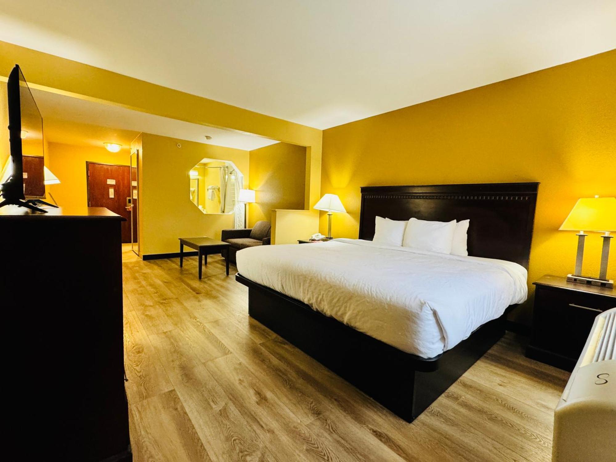 Econo Inn&suites Hotel